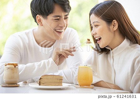デートをするカップルの写真素材 デートをするカップルの写真素材