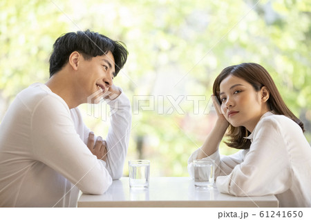 デートをするカップル デートをするカップル 61241650