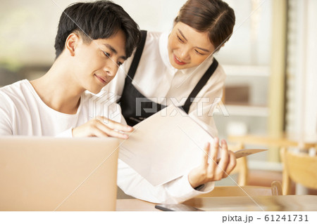 カフェで仕事をする男性 61241731