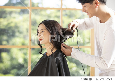男性美容師と女性客 61241754