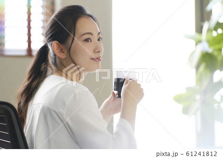 若いビジネスウーマン 若いビジネスウーマン 61241812