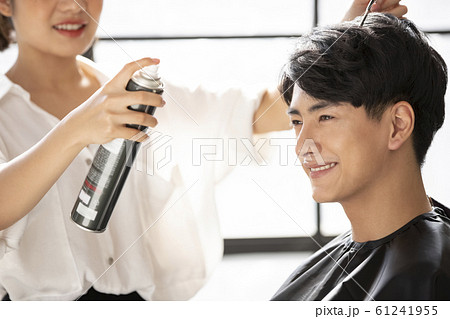 美容師と男性 美容師と男性 61241955