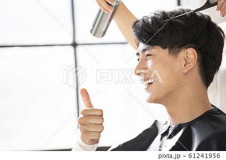 美容師と男性 61241956