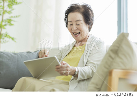 シニア女性 タブレットPC 61242395