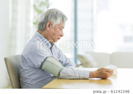 シニア男性 血圧計 61242396