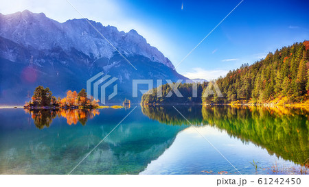 Faboulus autumn landscape of Eibsee Lake in front 61242450