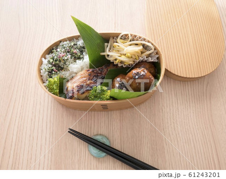 曲げわっぱのお弁当 61243201
