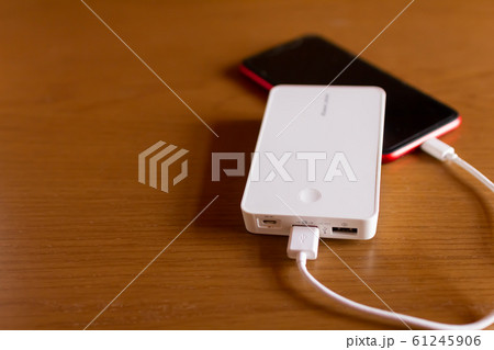 スマホと携帯充電器 スマホと携帯充電器 61245906