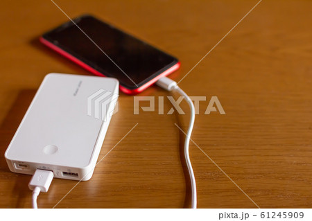 スマホと携帯充電器 スマホと携帯充電器 61245909