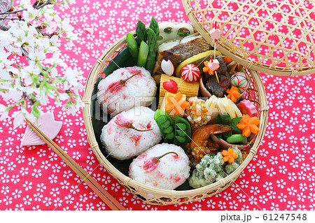 さくらおにぎりの竹かご弁当 さくらおにぎりの竹かご弁当 61247548