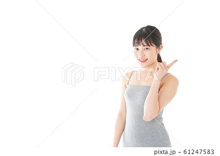 ビューティーアドバイスをする若い女性 61247583