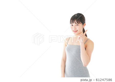 ビューティーアドバイスをする若い女性 ビューティーアドバイスをする若い女性 61247586