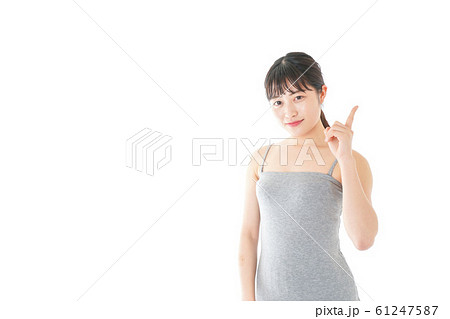 ビューティーアドバイスをする若い女性 ビューティーアドバイスをする若い女性 61247587