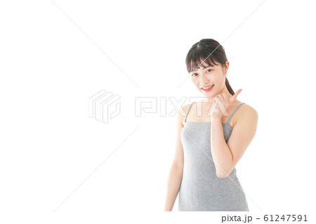 ビューティーアドバイスをする若い女性 ビューティーアドバイスをする若い女性 61247591