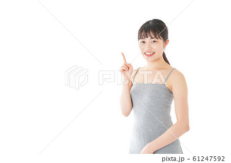 ビューティーアドバイスをする若い女性 61247592