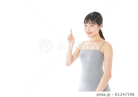 ビューティーアドバイスをする若い女性 ビューティーアドバイスをする若い女性 61247596