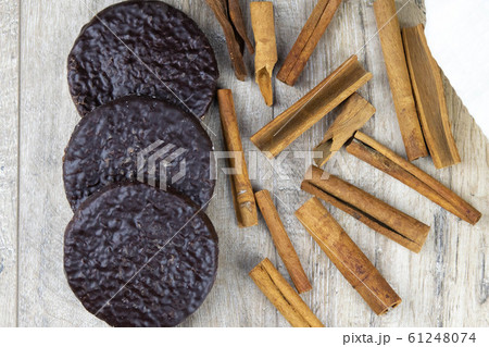 Chocolate ginger biscuits with cinnamon 61248074