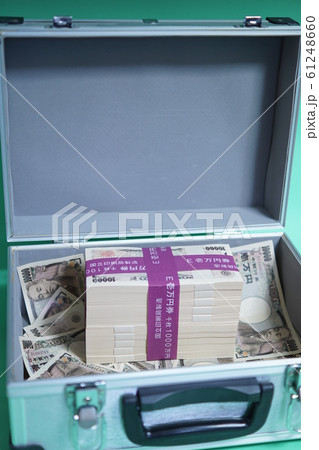 1000万円札束入りアタッシュケースの写真素材