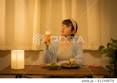 夜 女性 ライフスタイル 夜 女性 ライフスタイル 61248679
