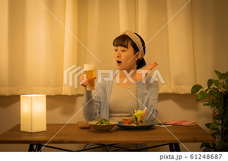 夜　女性　ライフスタイル 61248687