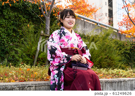 小振袖と袴姿の女性 小振袖と袴姿の女性 61249626