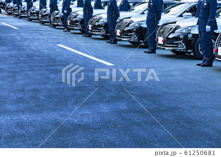 街の平和を守る警察官 61250681