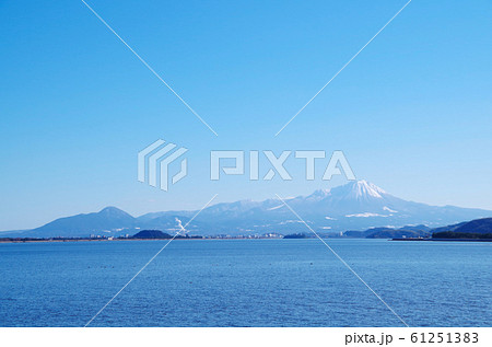 中海から望む冬の大山 中海から望む冬の大山 61251383