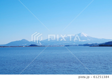 中海から望む冬の大山 中海から望む冬の大山 61251384