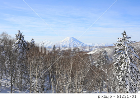 中山峠から見る冬の後方羊蹄山 61251701