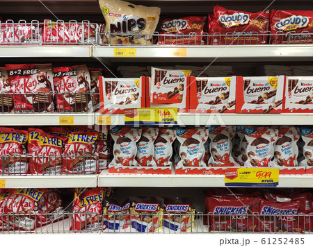 Packed miscellaneous junk foods & snacks on rack and display on the rack for sale in the supermarket. 61252485