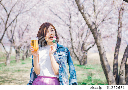 花見団子とビールを持つ女性 61252681