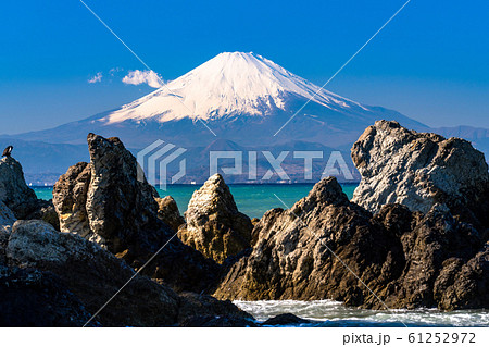 《神奈川県》富士山と大海原・森戸海岸 61252972