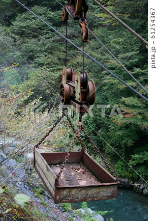 山間部古びたリフト滑車 山間部古びたリフト滑車 61254367