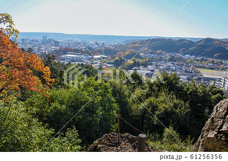紅葉の天覧山 岩場から飯能市街地を望むの写真素材