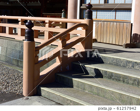 神社の階段の風景 61257942