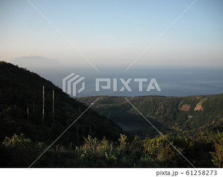 三宅島 雄山中腹より大路池と御蔵島を望む-A 三宅島 雄山中腹より大路池と御蔵島を望む-A 61258273