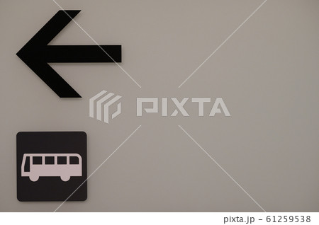 バス乗り場の案内標識 61259538
