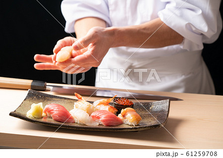 寿司を握る板前 61259708