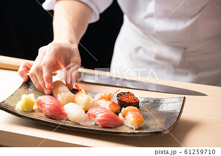 寿司を握る板前 61259710