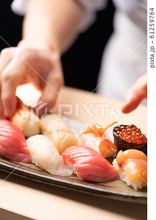 寿司を握る板前 寿司を握る板前 61259764