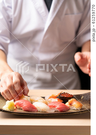 寿司を握る板前 寿司を握る板前 61259770
