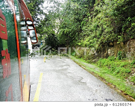 中国の田舎の風景：中国雲南省山崩れの現場 61260374