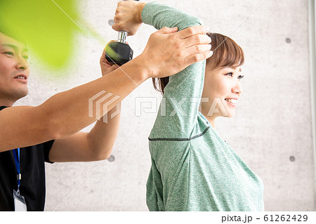 バランスボールを使う女性 バランスボールを使う女性 61262429