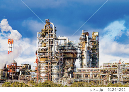 四日市コンビナート 磯津海岸から望む塩浜エリアの工場風景 四日市コンビナート 磯津海岸から望む塩浜エリアの工場風景 61264292