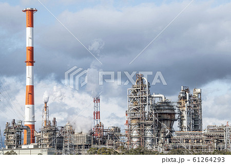 四日市コンビナート 磯津海岸から望む塩浜エリアの工場風景 四日市コンビナート 磯津海岸から望む塩浜エリアの工場風景 61264293