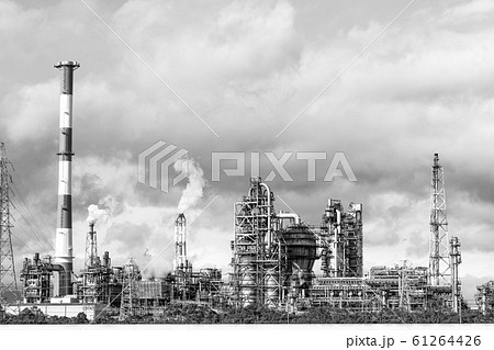 【セピア】四日市コンビナート　磯津海岸から望む塩浜エリアの工場風景 61264426