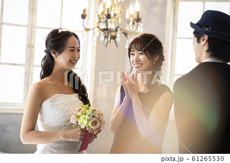 女性　ウェディング　結婚式　花嫁　新婦 61265530