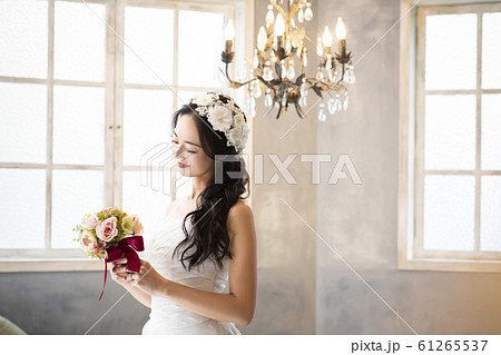 女性　ウェディング　結婚式　花嫁　新婦 61265537