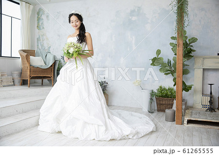 女性　ウェディング　結婚式　花嫁　新婦 61265555