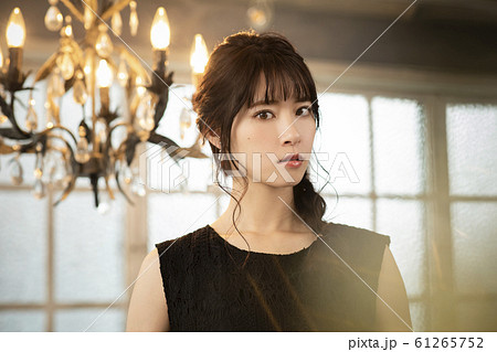 女性　モデル　パーティー　ビューティー 61265752